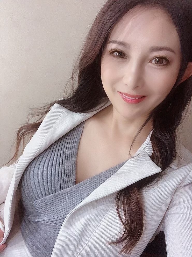 一色桃子 (Isshiki Momoko)